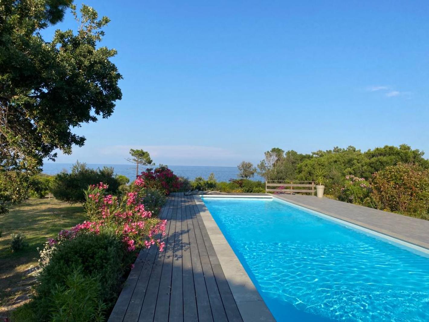 Grande piscine de 17,5 m x 4 m.