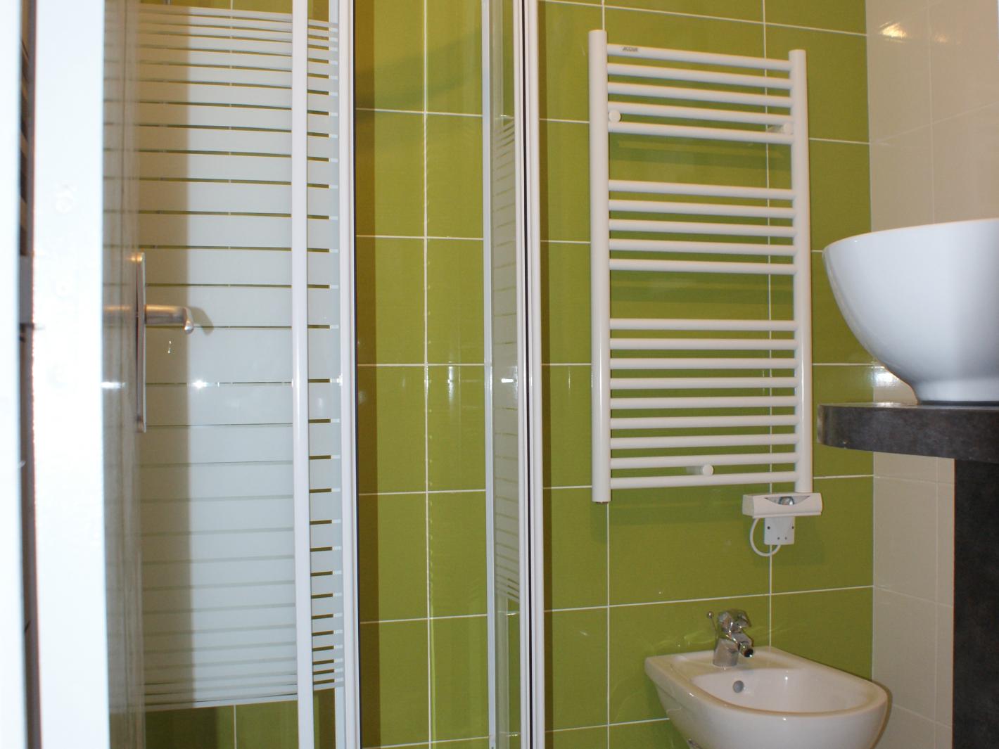 Salle de douche neuve avec porte serviette chauffant 